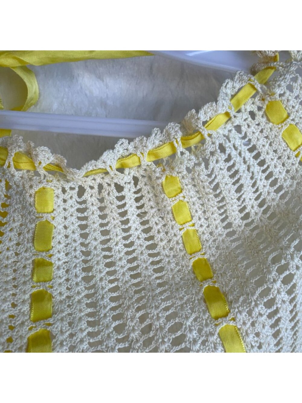 Vtg Handmade Crochet Cream & Yellow Ribbon Tie half apron With Scalloped Edges - Picture 5 of 9